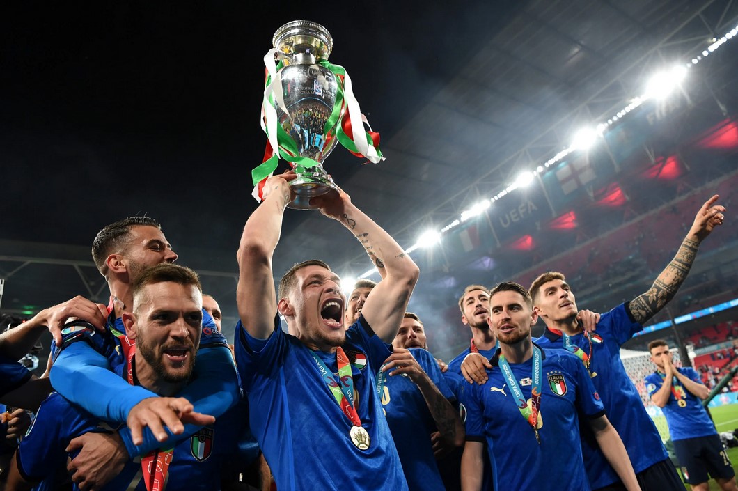 Euro 2024 dijanjikan akan menjadi acara seru dan berkesan bagi para penggemar sepak bola di seluruh dunia. Dari sejarah turnamen yang kaya hingga tim dan pemain yang harus ditonton, selalu ada sesuatu yang bisa dinikmati semua orang.